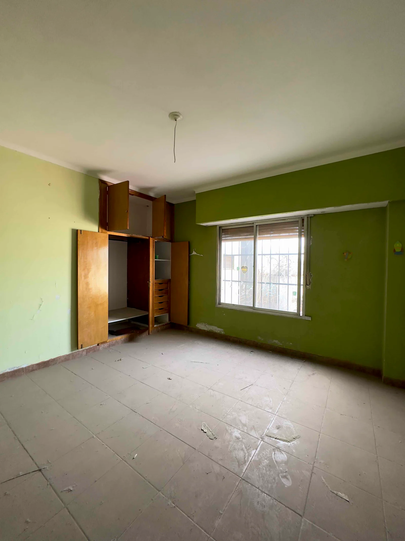 LOTE CON CASA Y COCHERA EN VENTA - Imagen 4