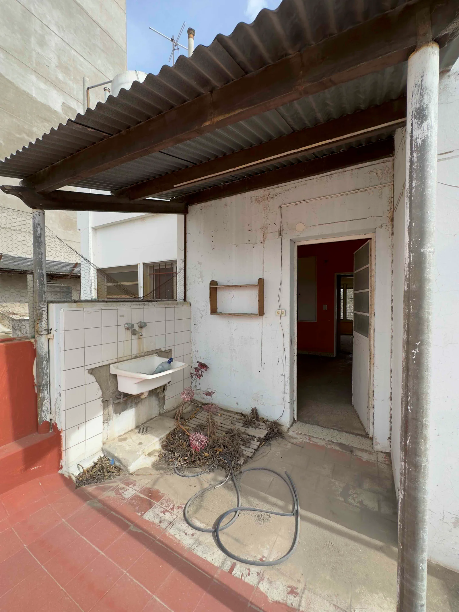 LOTE CON CASA Y COCHERA EN VENTA - Imagen 10