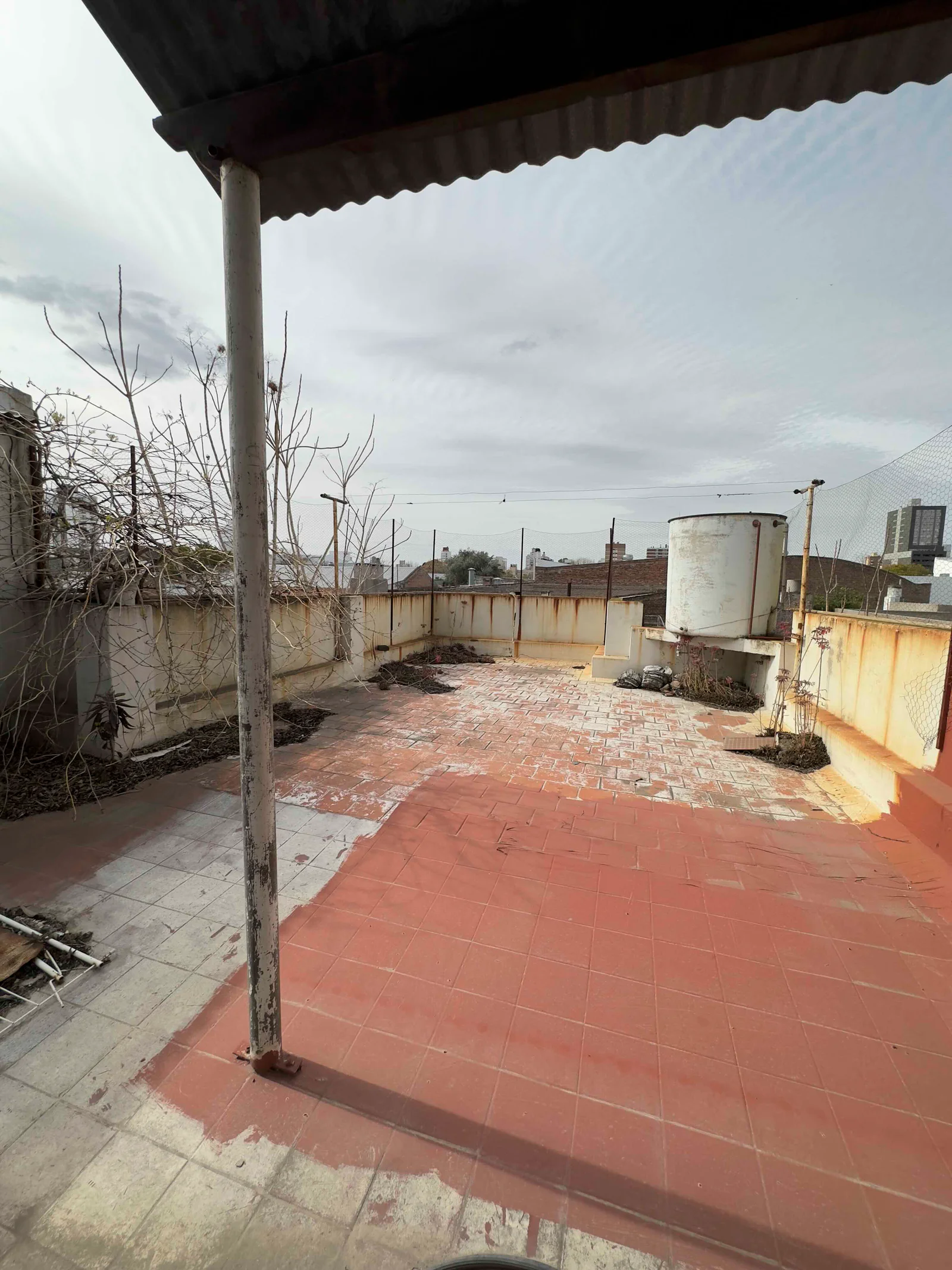 LOTE CON CASA Y COCHERA EN VENTA - Imagen 11