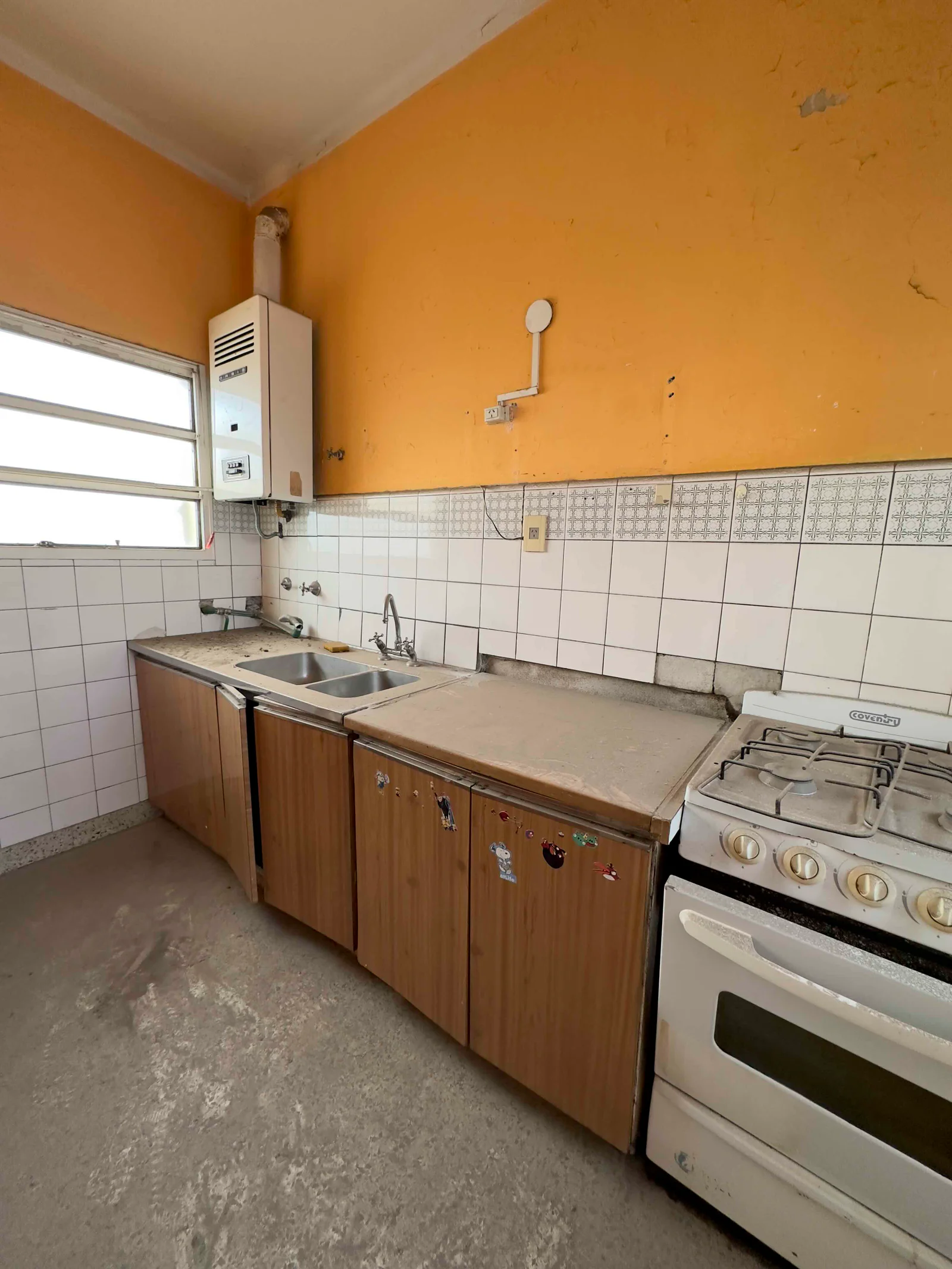 LOTE CON CASA Y COCHERA EN VENTA - Imagen 2