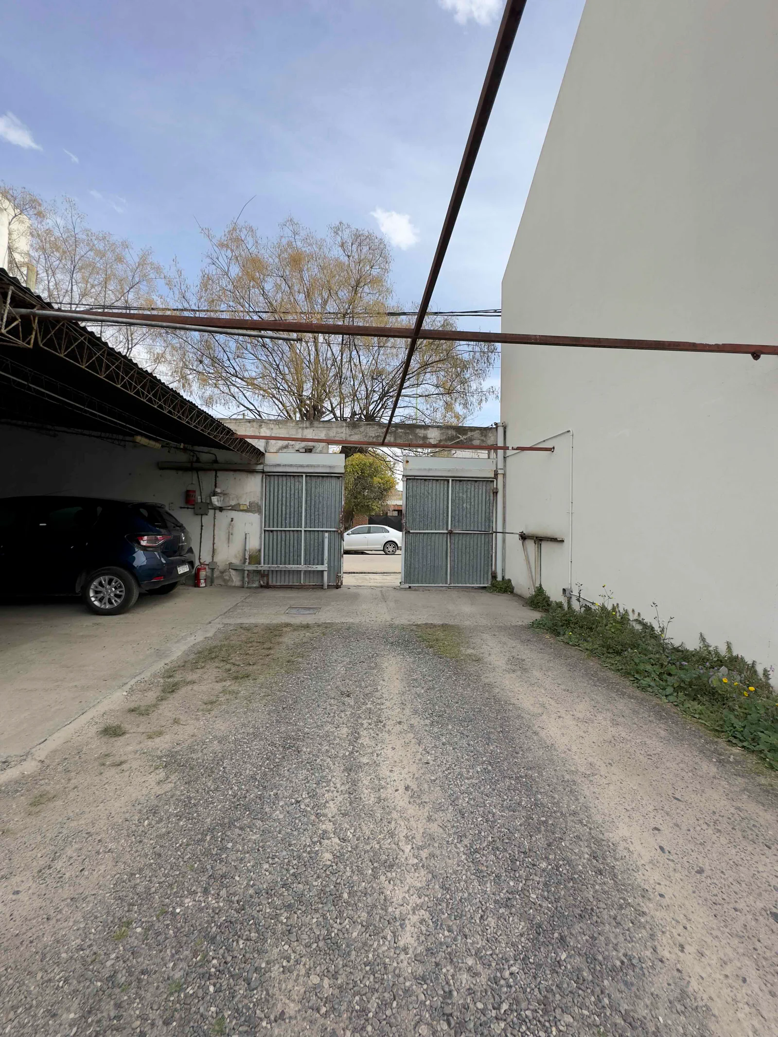 LOTE CON CASA Y COCHERA EN VENTA - Imagen 6