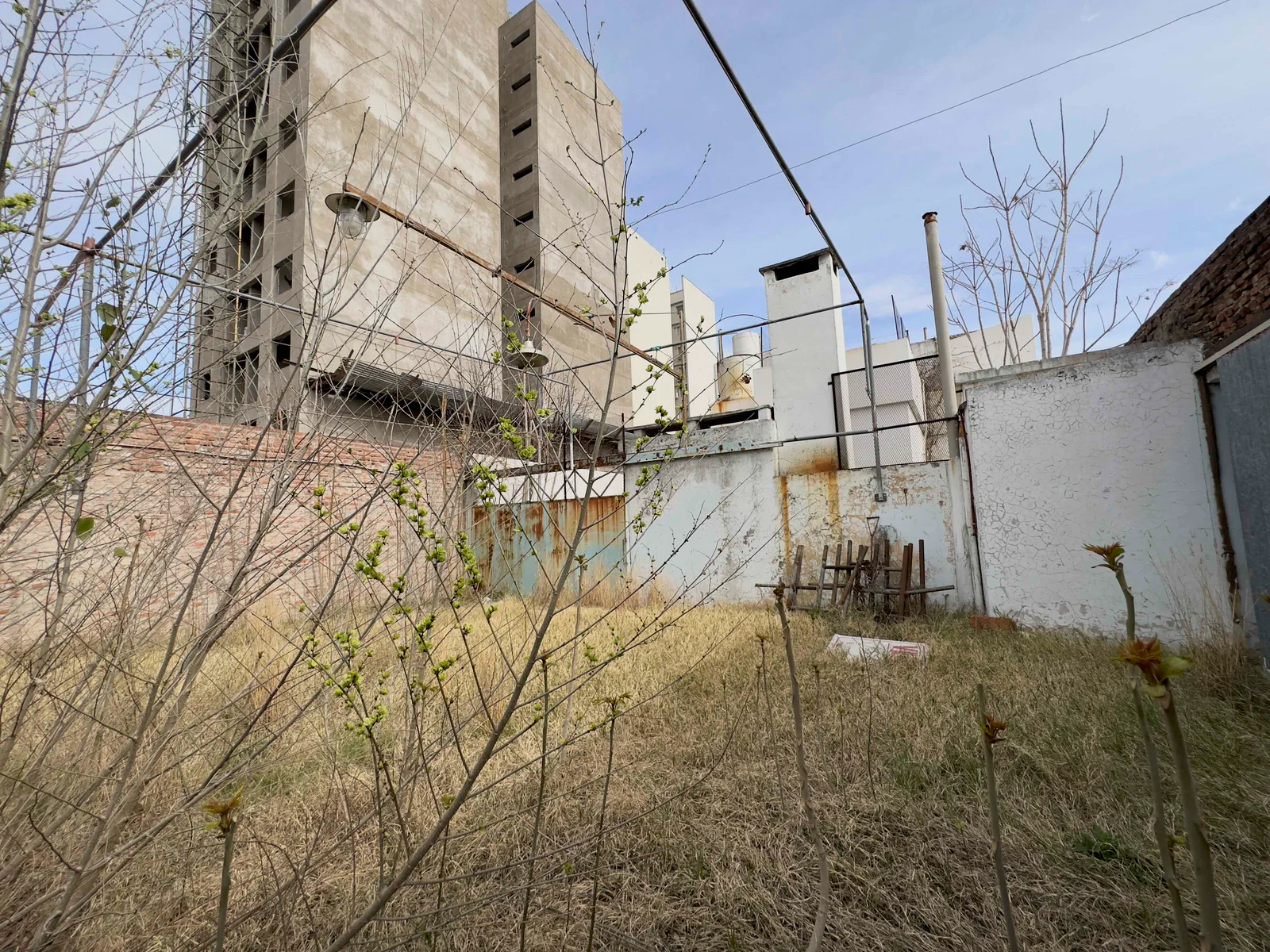 LOTE CON CASA Y COCHERA EN VENTA - Imagen 14