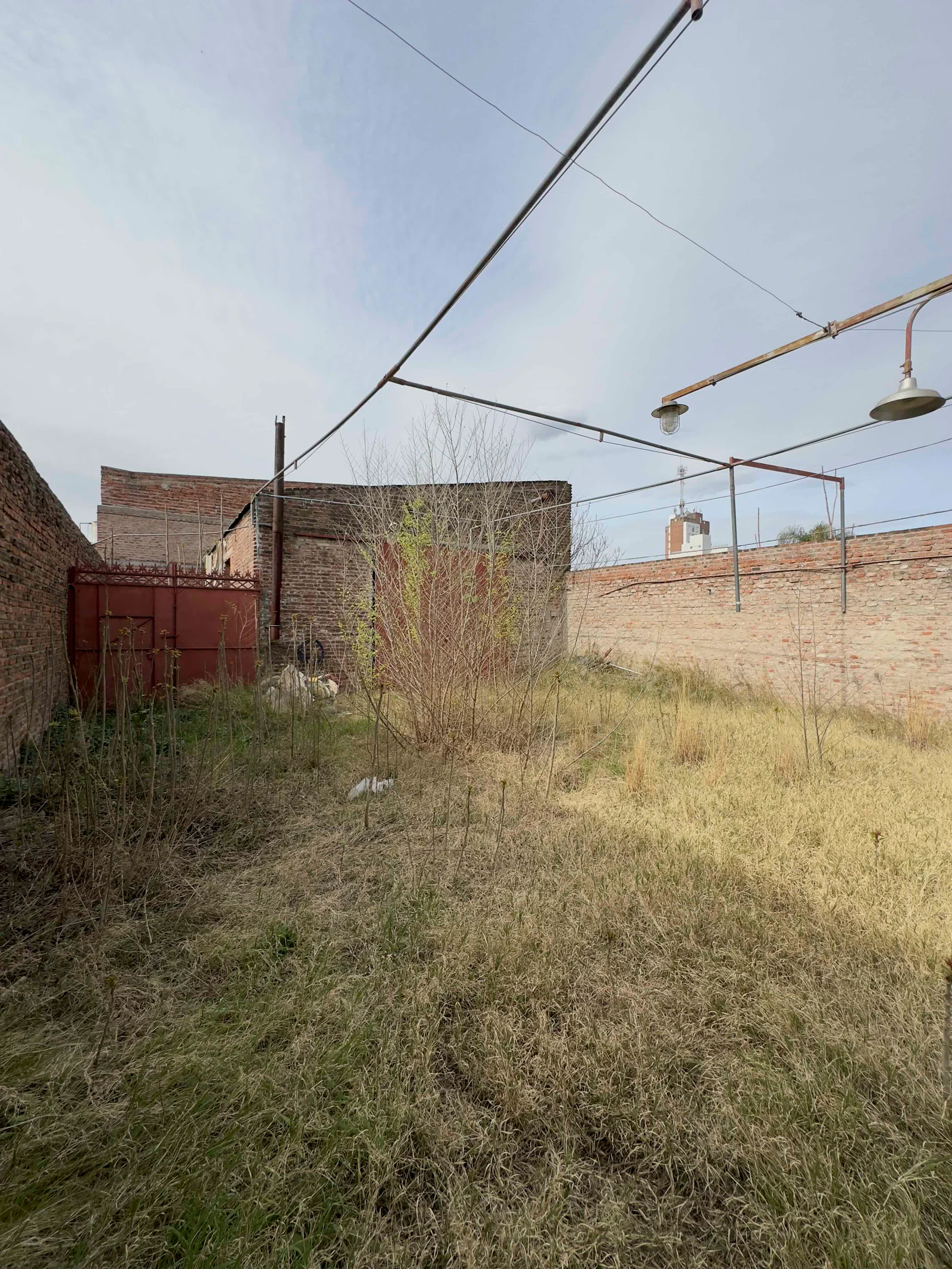LOTE CON CASA Y COCHERA EN VENTA - Imagen 15