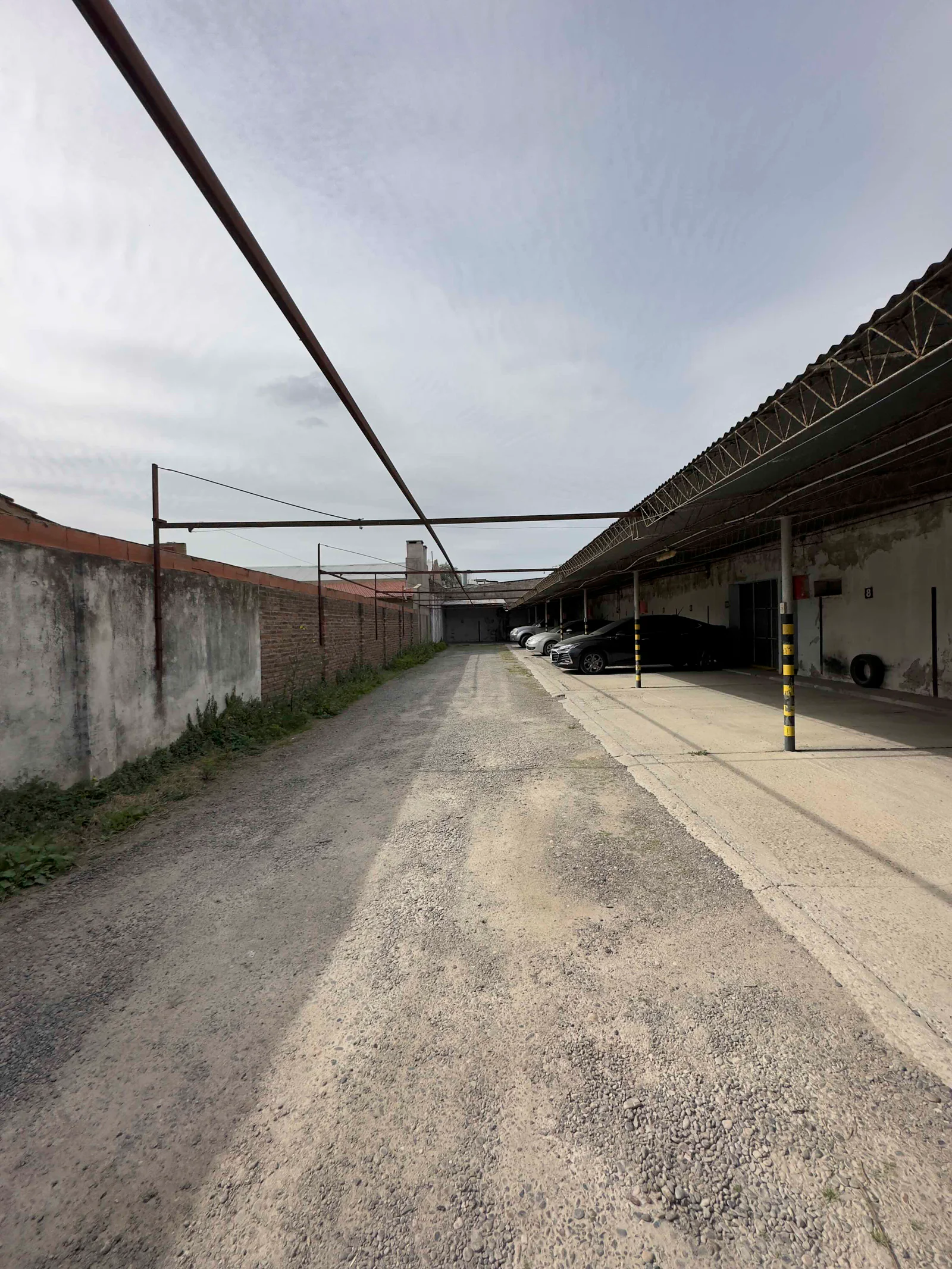 LOTE CON CASA Y COCHERA EN VENTA - Imagen 7