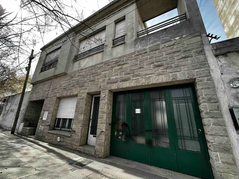 LOTE CON CASA Y COCHERA EN VENTA